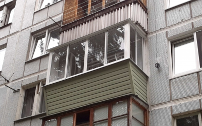 Балкон под ключ: остекление и отделка
